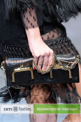 Sobre cuero negro con herrajes y cadenas doradas Dolce & Gabbana